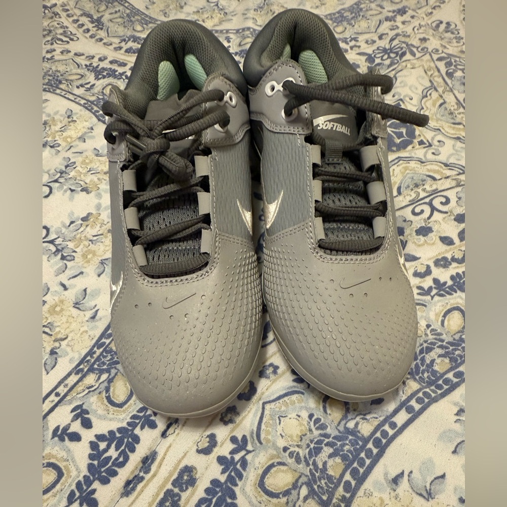 Nike Women's Hyperdiamond 4 Elite softball cleats , sz 7 BNNU - Picture 2 of 7
